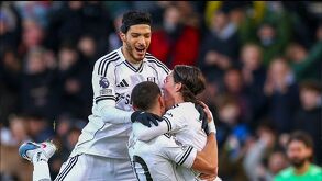 Raúl Jiménez festejando el gol de Harry Wilson contra Liverpool.