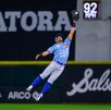 Un jugador de los Charros de Jalisco salta espectacularmente con el guante extendido para atrapar una pelota durante un juego nocturno.