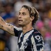 Sergio Canales festejando un gol con Monterrey durante el Apertura 2025 en el Estadio BBVA.