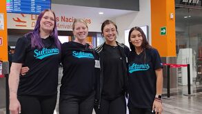 Jugadoras de Sultanes Femenil en el Aeropuerto Internacional de Monterrey.