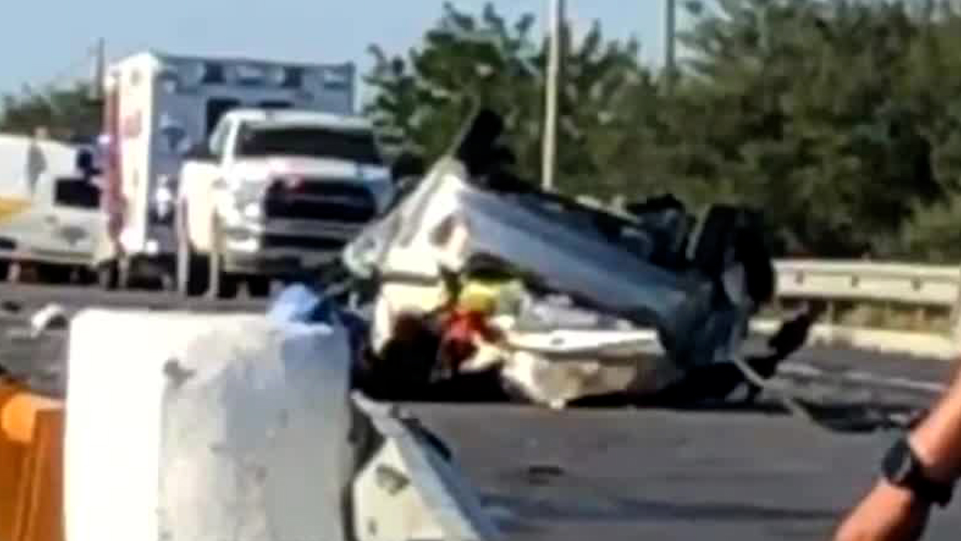 El accidente tipo choque frontal entre un tráiler y un auto compacto terminó con un saldo de cinco personas fallecidas, entre ellas tres menores de edad.