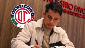 Jorge Díaz Price firmando su contrato con Toluca.