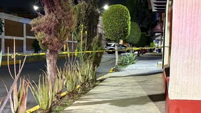 El sitio donde quedó el cadáver del motociclista atropellado en Iztapalapa fue acordonado por policías capitalinos.