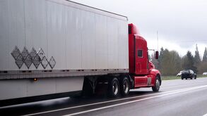 Tráiler circulando por la autopista México-Puebla.
