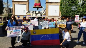 Venezolanos se congregan en el Arco de la Calzada de León para celebrar detención de Nicolás Maduro.