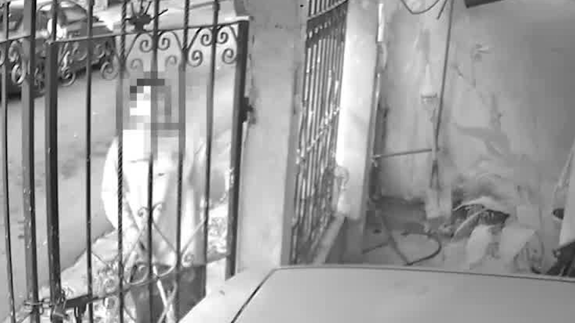 Las imágenes captadas por una cámara de seguridad muestran a un hombre maniobrando para sacar un paquete que se encontraba al interior de una casa.