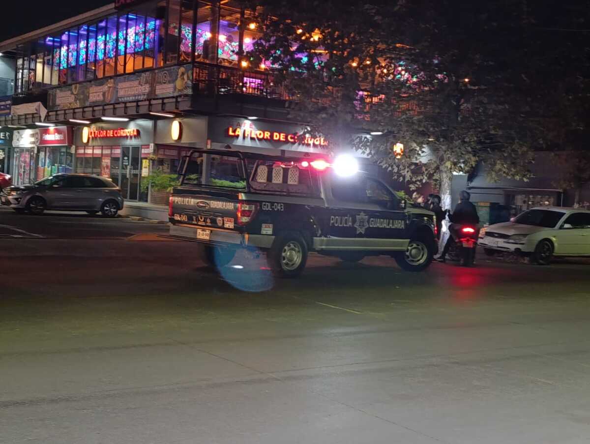 Cliente es golpeado al intentar salir sin pagar en un bar de Guadalajara.
