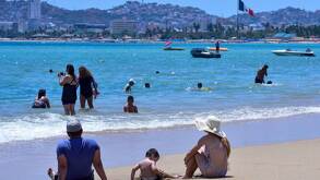 Personas en la playa durante vacaciones en México