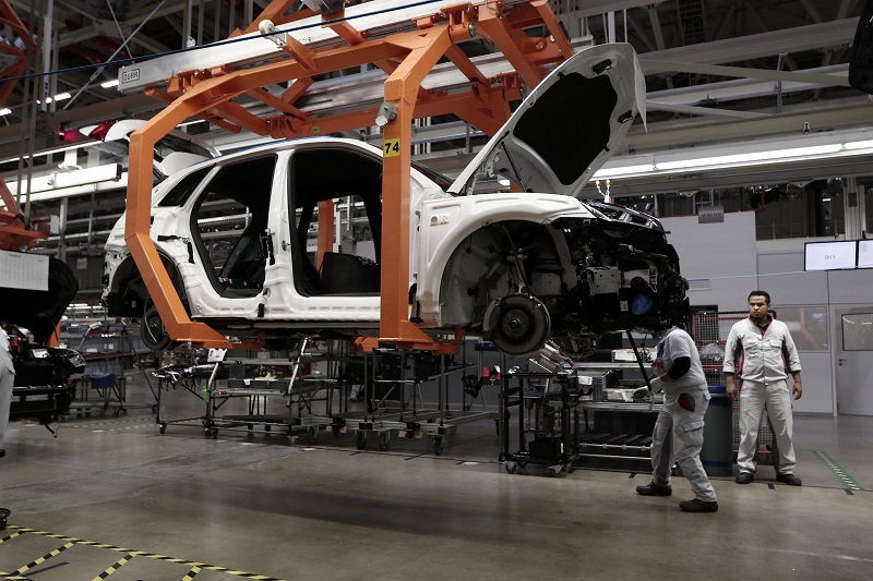 Trabajadores de la armadora Audi laborando en la planta de Puebla.