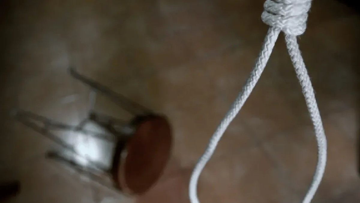 Soga en el techo de una casa y un banco desenfocado.