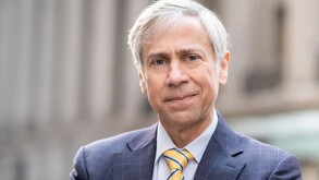 Barry Pollack abogado de Nicolás Maduro de la firma Harris St. Laurent & Wechsler mirando fijamente a la cámara con una ligera sonrisa.