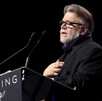 Guillermo del Toro en su discurso en el Festival Internacional de Cine de Palm Springs vestido de negro y triste.