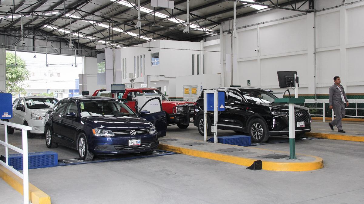autos en un verificanetro en puebla