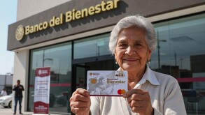 Mujer adulta mayor yendo a cobrar su nuevo monto de la Pensión Mujeres Bienestar en 2026.