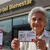Mujer adulta mayor yendo a cobrar su nuevo monto de la Pensión Mujeres Bienestar en 2026.