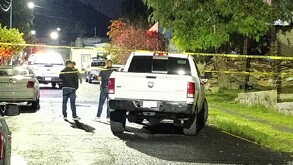 Un ataque directo en una vivienda de Tlajomulco terminó con un joven muerto y dos hombres heridos, mientras autoridades investigan y buscan a los responsables.