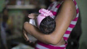 Aunque se han registrado avances en el control de la natalidad en la ciudad, aún se atienden casos de embarazo adolescente.