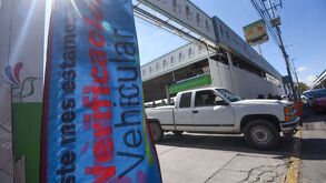 Autos acuden a verificación vehicular en Edomex durante enero 2026