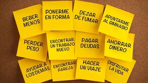 Especialistas en salud mental alertan que los propósitos de Año Nuevo poco realistas pueden provocar estrés, culpa y ansiedad. Recomiendan metas pequeñas y auto