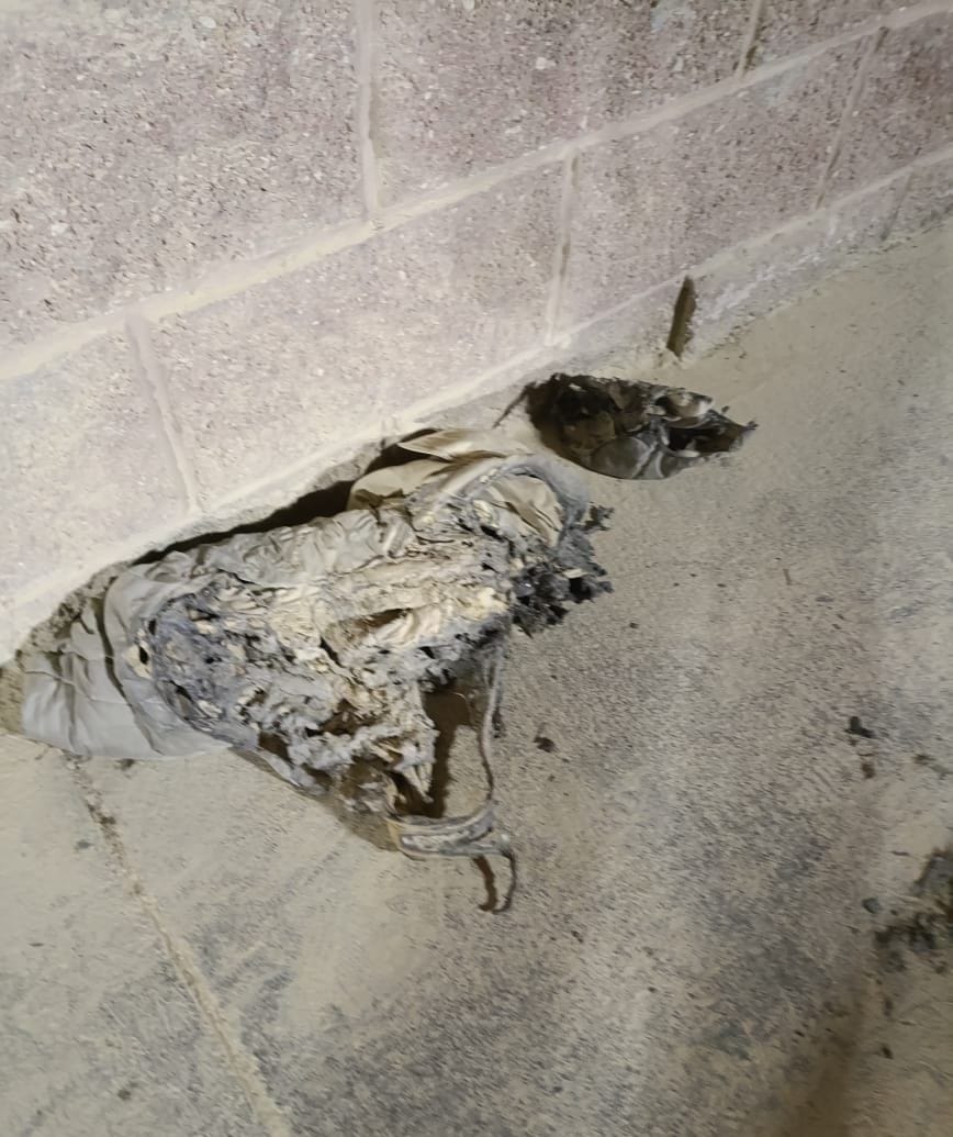 ropa quemada luego de que hombre se prendiera en fuego.