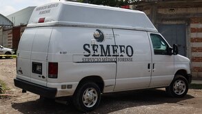 Vehículo del Semefo de Puebla estacionado en una zona de crimen.