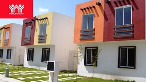 Una hilera de casas de dos pisos con fachadas en colores naranja y amarillo; el logotipo rojo de Infonavit aparece en la esquina superior.
