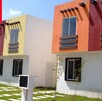 Una hilera de casas de dos pisos con fachadas en colores naranja y amarillo; el logotipo rojo de Infonavit aparece en la esquina superior.
