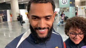 Juninho vieira a su llegada al Aeropuerto Internacional de la Ciudad de México (AICM).