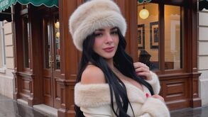 Karely Ruiz con ropa de invierno.