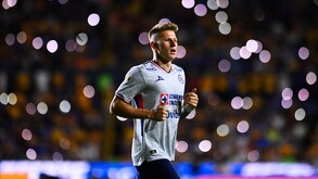 Mateusz Bugusz jugando con Cruz Azul en la semifinal contra Tigres.