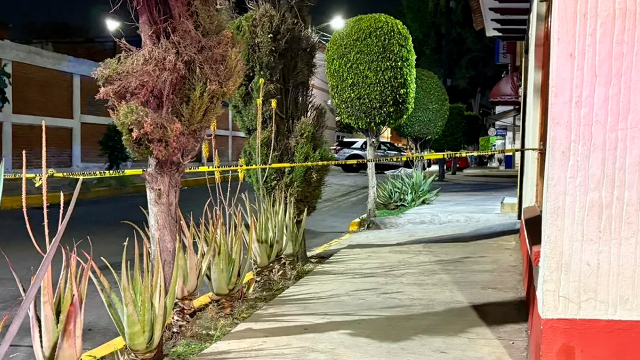 Un motociclista murió tras ser embestido por un vehículo particular en la alcaldía Iztapalapa.