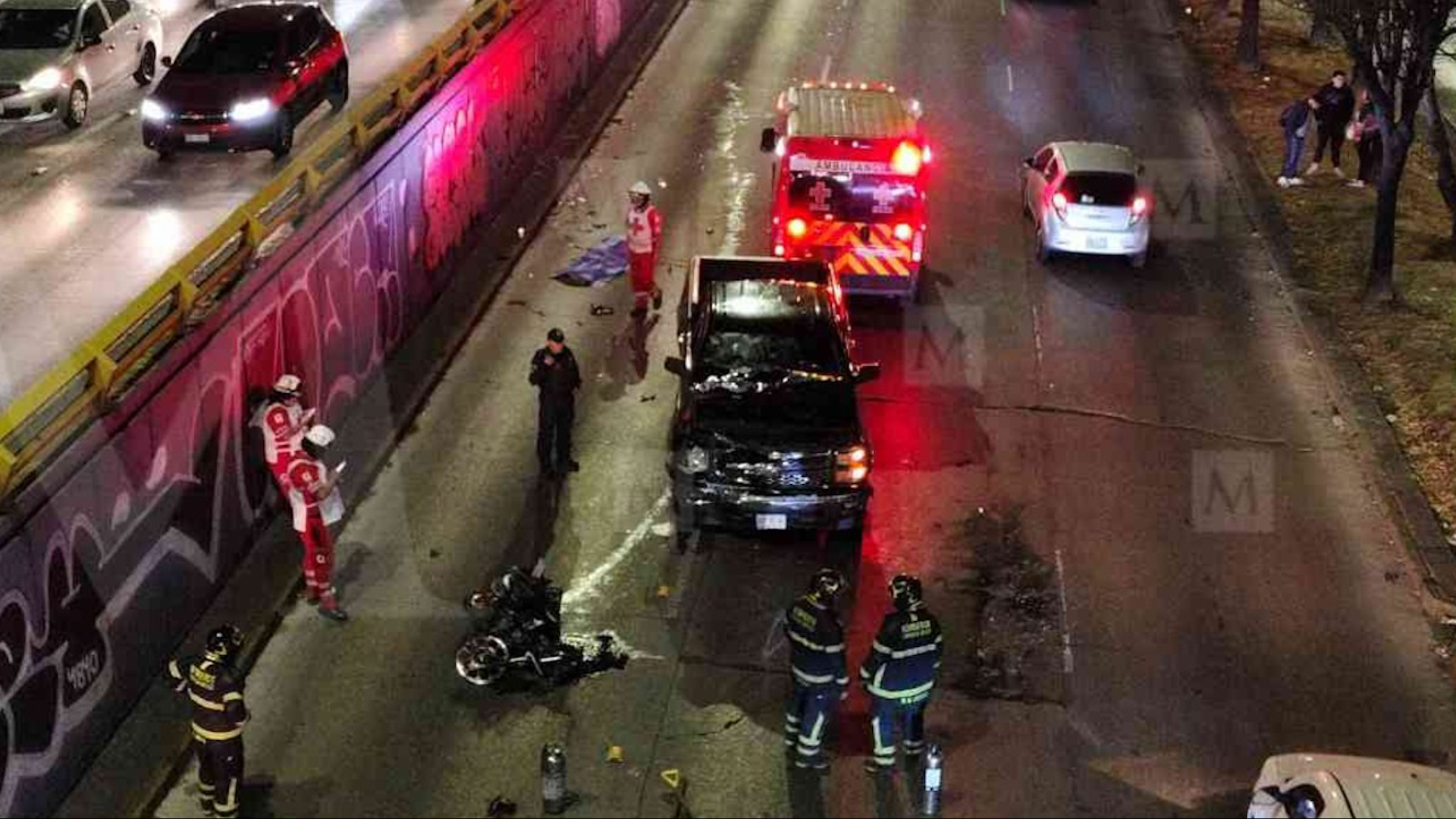 En la zona del accidente se implementa un carril reversible, por lo que se presume que el choque entre ambos vehículos fue de frente.