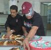 Octagón preparando una Rosca de Reyes en la pastelería El Molinito en Ecatepec.