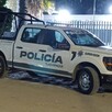 Vista lateral de una patrulla de la Policía Municipal de Tlaquepaque estacionada al exterior de la Cruz Roja Toluquilla durante la noche