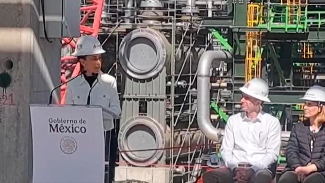 La presidenta Claudia Sheinbaum afirmó que Pemex tiene la capacidad suficiente para producir petrolíferos sin perder soberanía ni autosuficiencia.