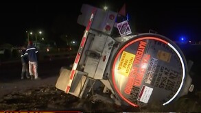 Camión con diésel volteado tras un accidente, cuerpos de emergencia a su alrededor.