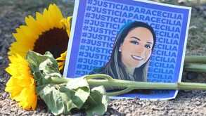 Fotografía de la activista y abogada Cecilia Monzón junto a girasoles.