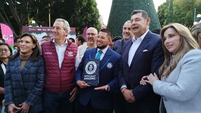 Autoridades de Puebla reciben el reconocimiento por la Rosca de reyes más grande del mundo.