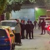 Policías acordonaron una casa de Santa Cruz Meyehualco, Iztapalapa, donde se efectuaron disparos.