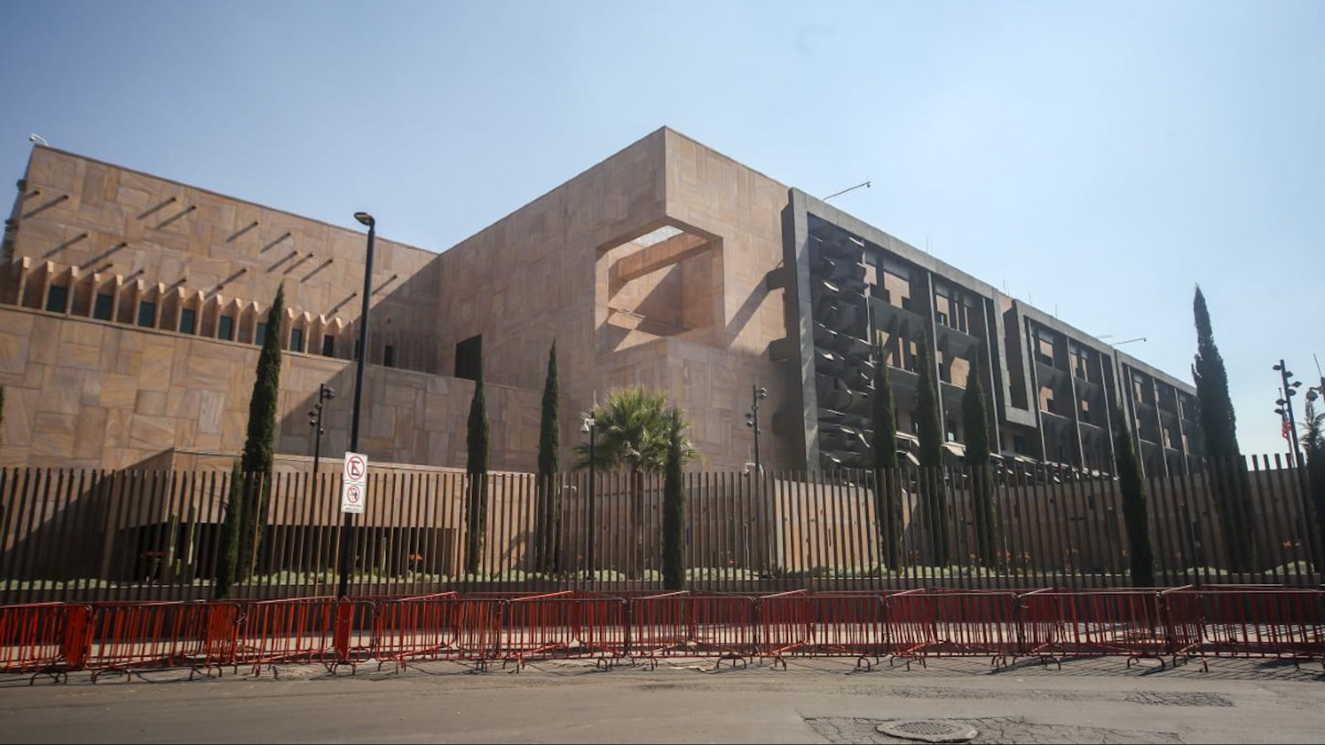 Policía de la Ciudad de México se encuentran resguardando las inmediaciones de la nueva embajada de Estados Unidos.