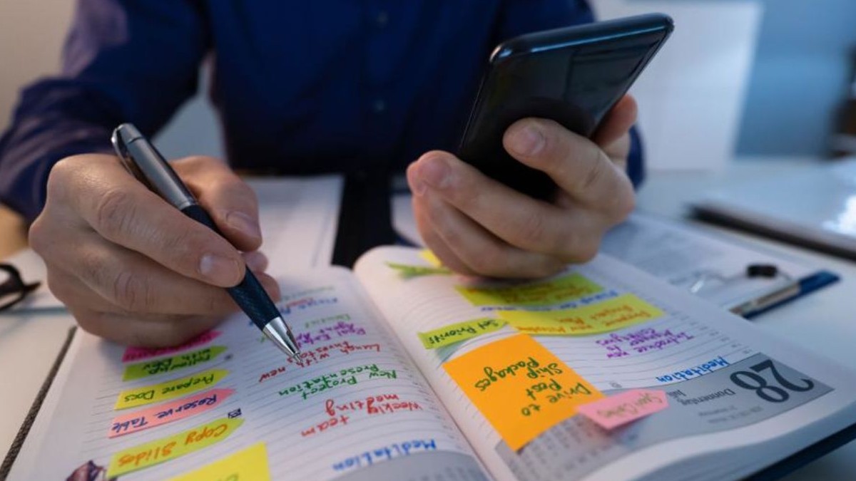 Especialistas en salud mental alertan que los propósitos de Año Nuevo poco realistas pueden provocar estrés, culpa y ansiedad. Recomiendan metas pequeñas y auto