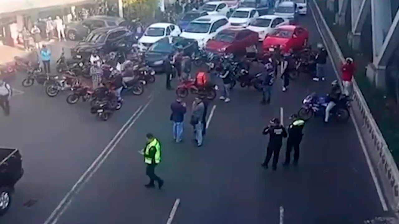 Tras darse a conocer la muerte de un motociclista en Iztapalapa, colectivos, familiares y amigos realizaron bloqueos en distintos puntos de Ciudad de México.