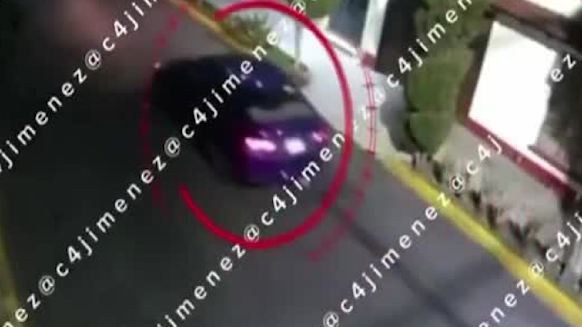 El suceso fue videograbado y difundido por redes sociales, donde se ve el cuerpo de la víctima siendo jalado por el automóvil.