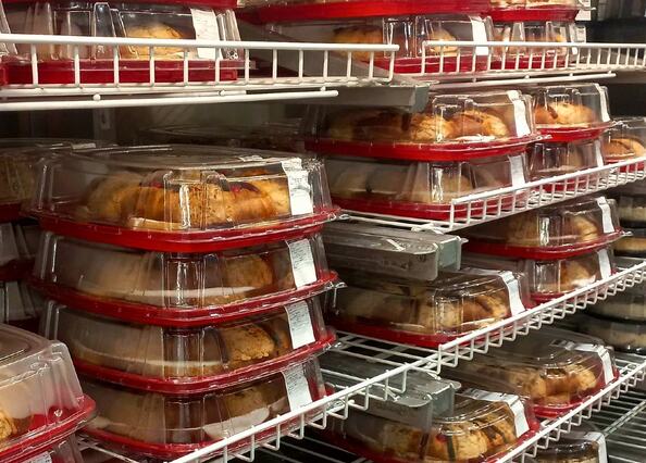 Mostrador de Costco con Rosca de Reyes en exhibición