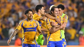 Sebastián Córdova y Javier Aquino festejando un gol con los Tigres.