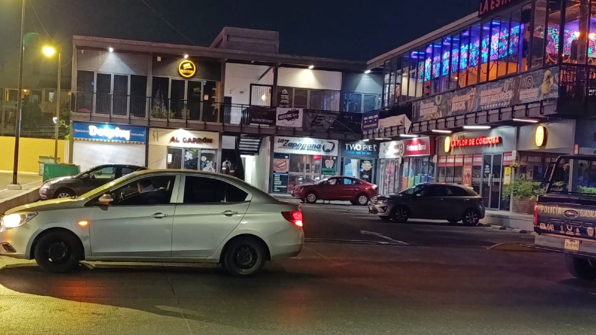 Cliente es golpeado al intentar salir sin pagar en un bar de Guadalajara.