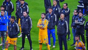 Jugadores y cuerpo técnico de Tigres tras perder la final de Liga MX ante Toluca.