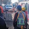 Mujer siendo atendida por paramédicos y trasladada a bordo de una ambulancia.