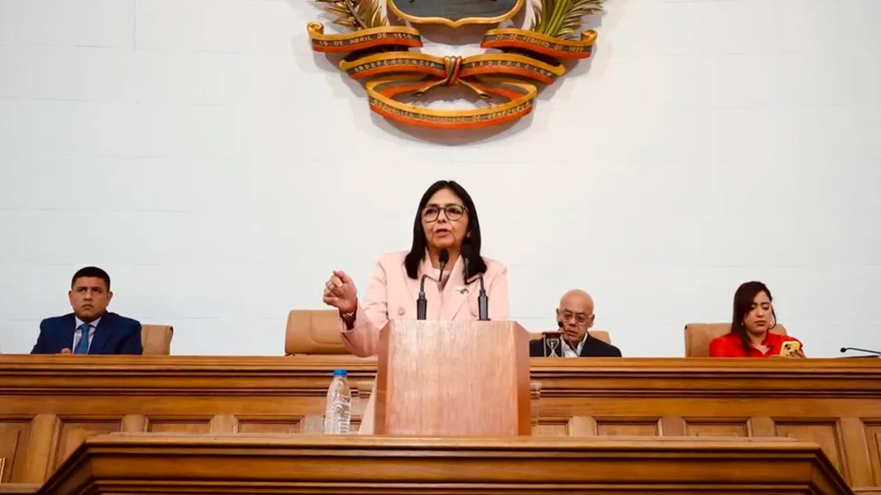 El Tribunal Supremo de Justicia de Venezuela ordenó que la vicepresidenta Delcy Rodríguez asuma de forma interina la Presidencia.