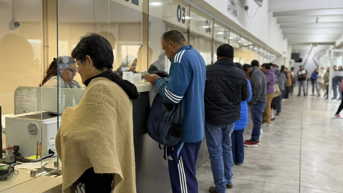 Gente en fila de recaudadora de Morelia para pagar el predial 2026